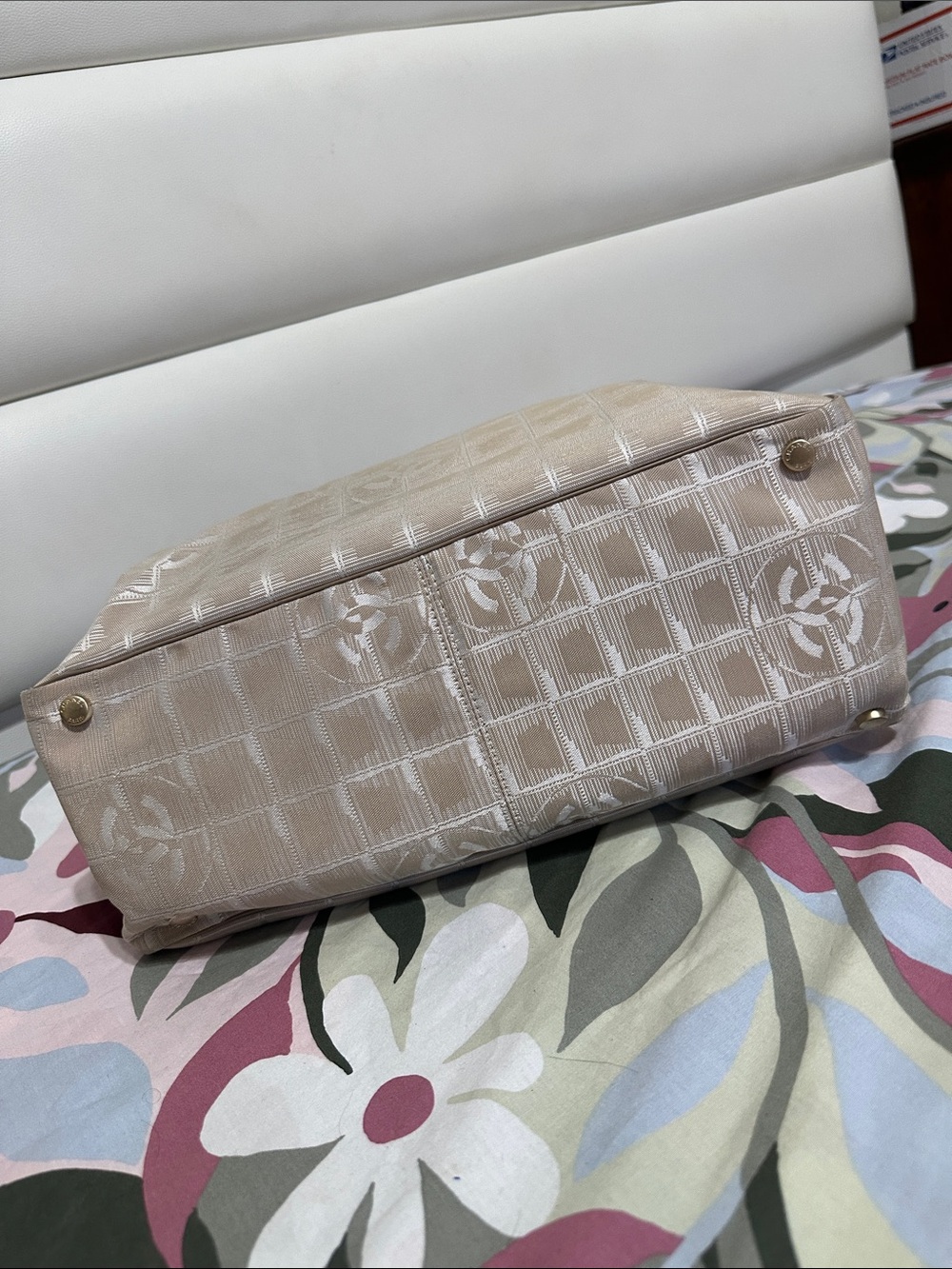 CHANEL Beige Tote Bag with Tan Handles - Picture 5 of 15